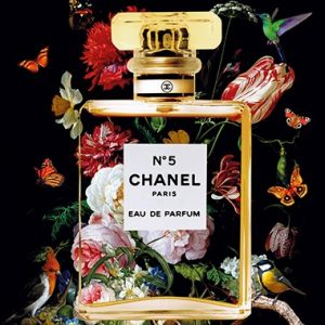 Parfymflaska från Chanel med en härlig, målad bakgrund
