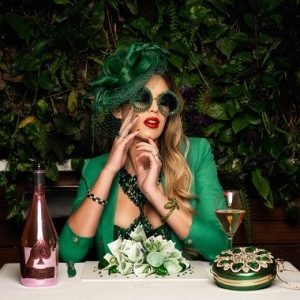 Fotokonst från Cobra Art av en kvinna med en växtvägg i bakgrunden